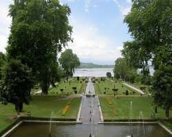 The picturesque view of the Dal Lake can also be experienced from the two very popular Mughal gardens located in the place named Nishant Bagh and Shal